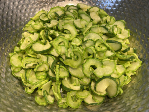 오이무침 황금레시피 - 오이 손으로 흔들어 풀어놓기