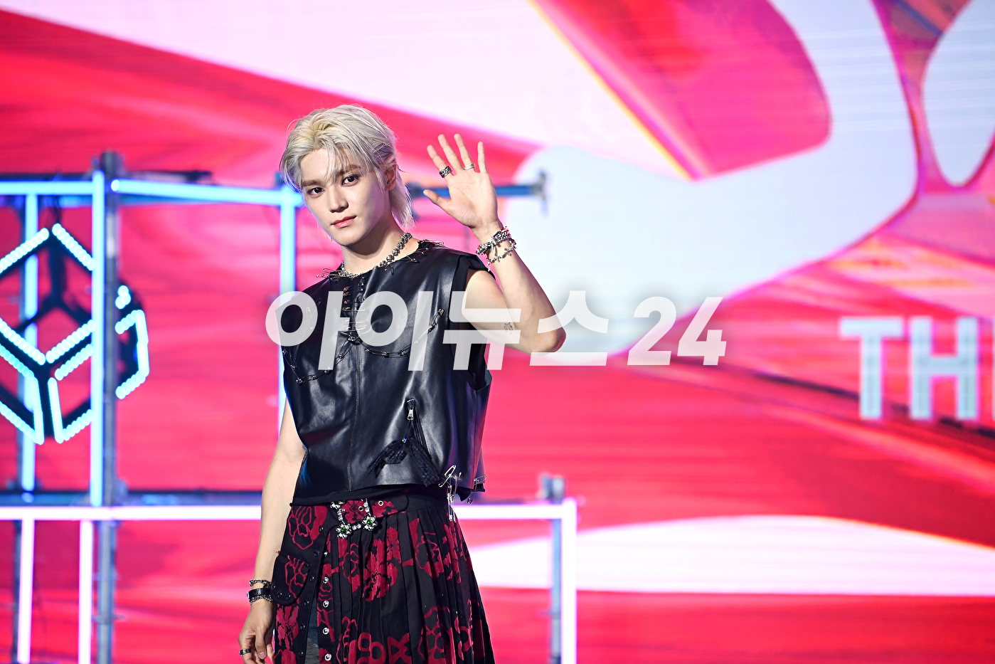 &gt;NCT 멤버 태용이 5일 오후 서울 강남구 논현동 SJ쿤스트할레에서 열린 첫 번째 미니앨범 &#39;SHALALA (샤랼라) 발매 기념 미디어 쇼케이스에서 타이틀곡 &#39;샤랼라&#39; 무대를 선보이고 있다. [사진=곽영래 기자]