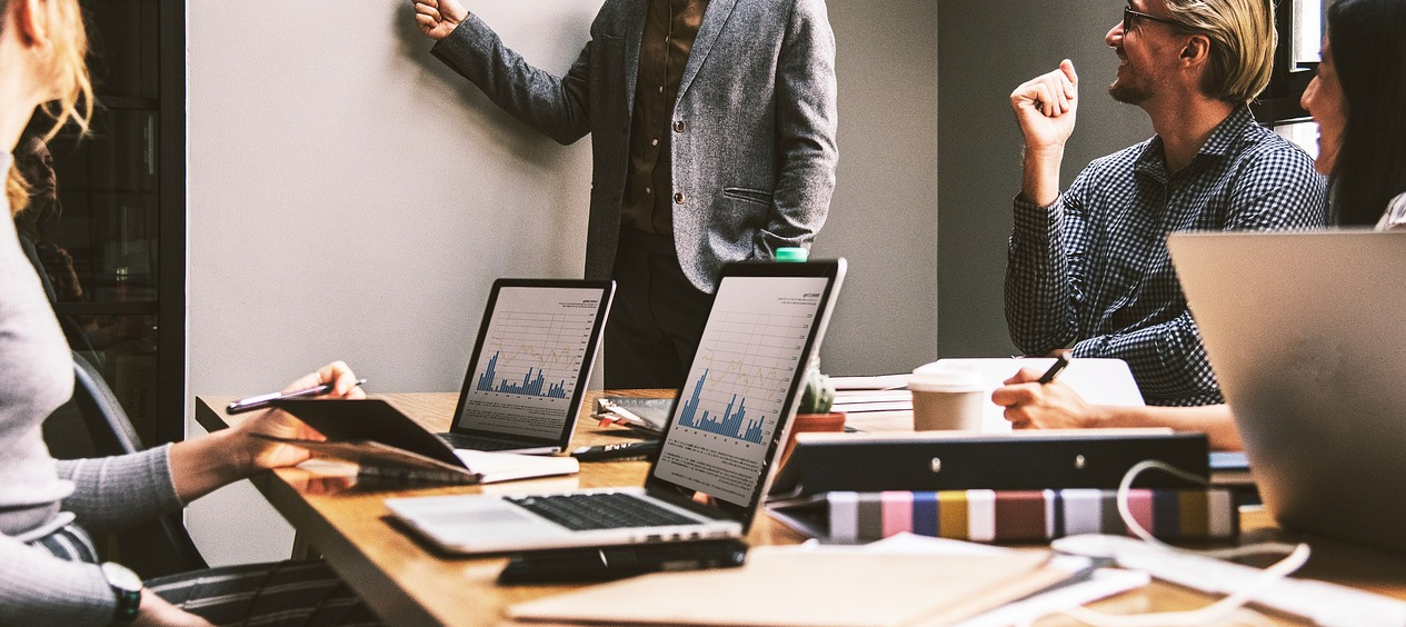 사무실 회의 중인 모습