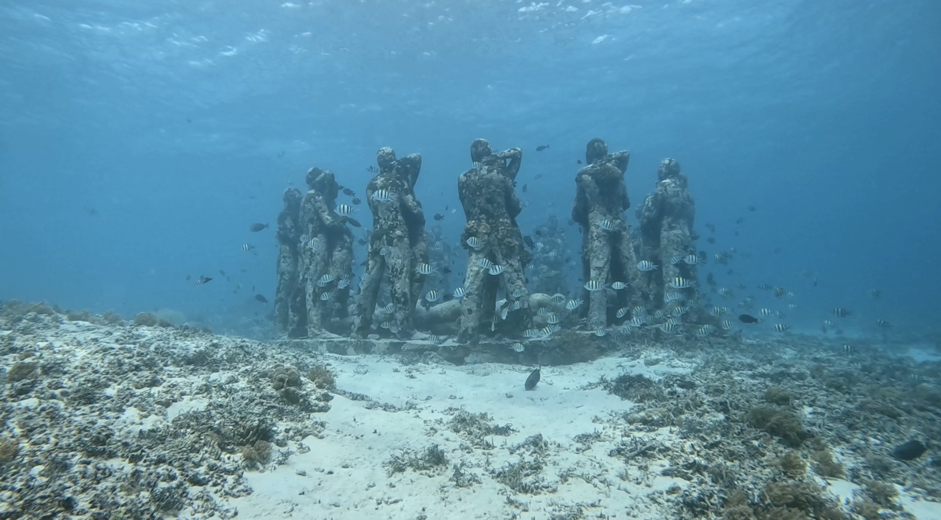 길리 메노 - 수중 석상