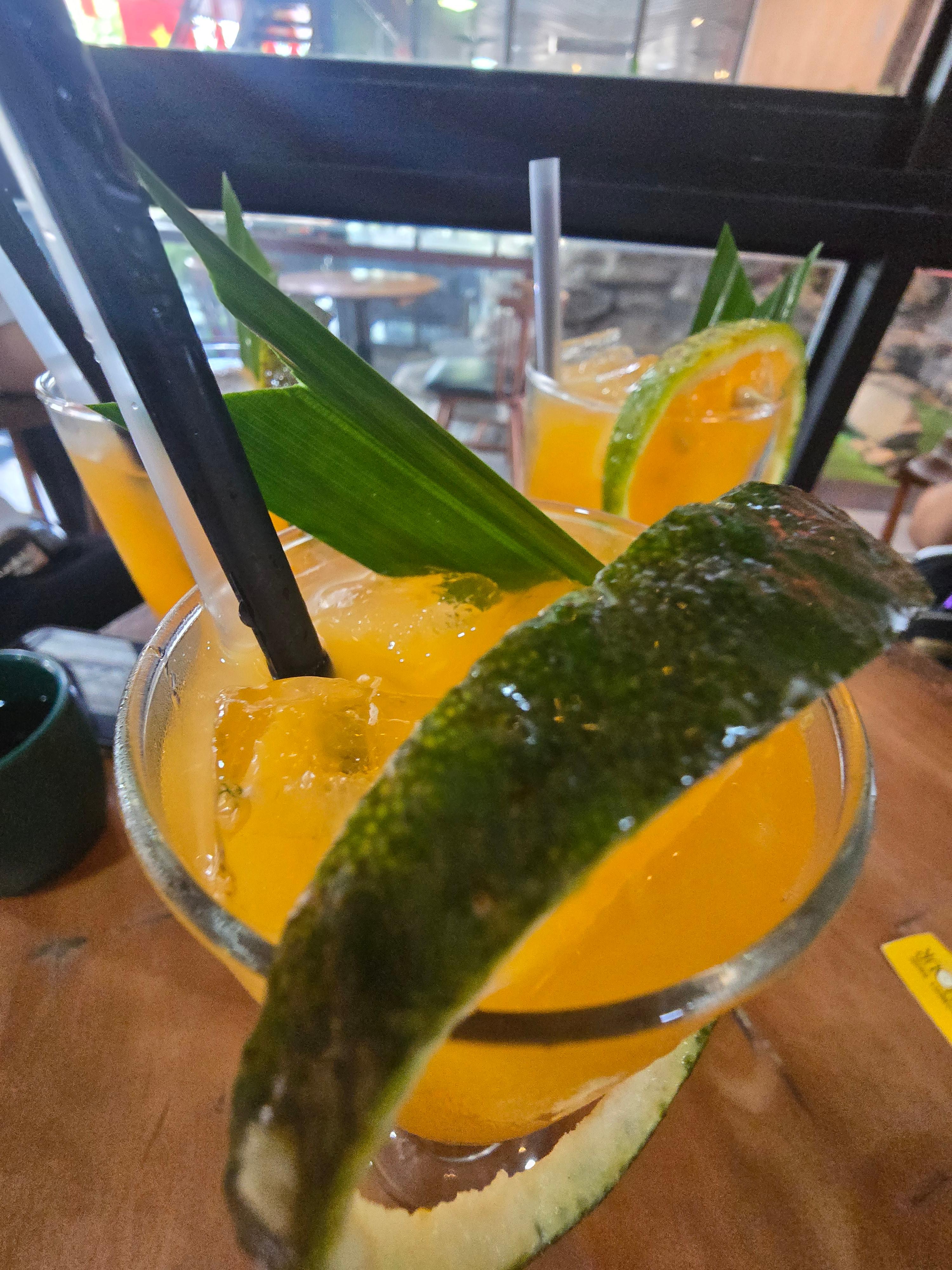 라임 조각이 올려진 상큼한 베트남 오렌지 주스