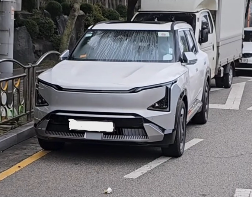 기아 EV5 전면부 LED 헤드라이트