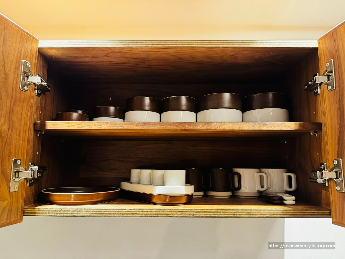 부엌 선반 접시,컵