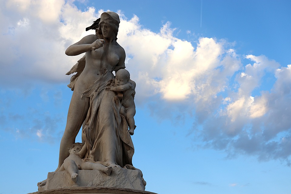 메데이아의 전신 동상