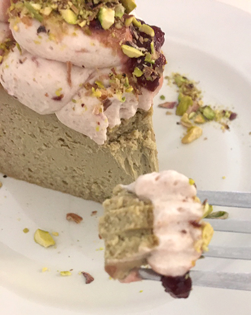 피스타치오-라즈베리-케이크-단면