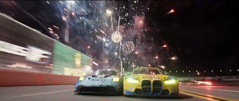 폭죽이 터지고 있는 경기장