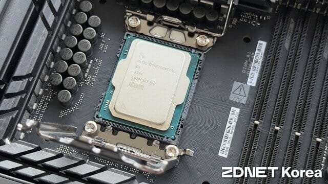 코어 울트라 200S는 DDR5-6400MHz 메모리를 기본 지원한다. Z890 칩셋 탑재 메인보드.
