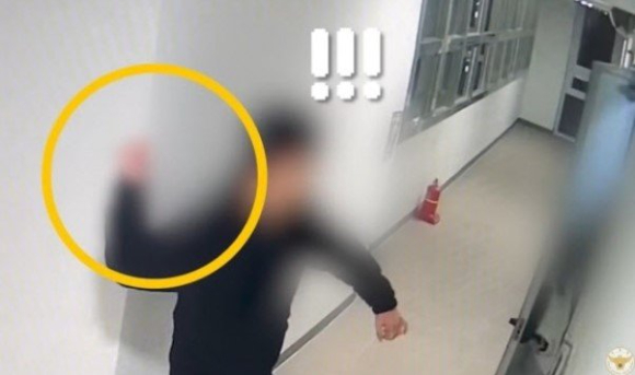 이웃을 흉기로 위협하다가 경찰이 출동하자 "흉기가 아니다"라고 발뺌했던 남성이 긴 수색 끝에 결국 체포됐다. 사진은 남성이 이웃을 위협하고 붙잡히는 장면. [사진=유튜브 채널 '경찰청']