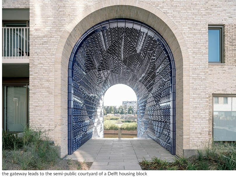 21세기를 위한 혁신적인 도자기 장식 VIDEO: Studio RAP 3D-prints blue ceramic tiles for an undulating threshold in delft