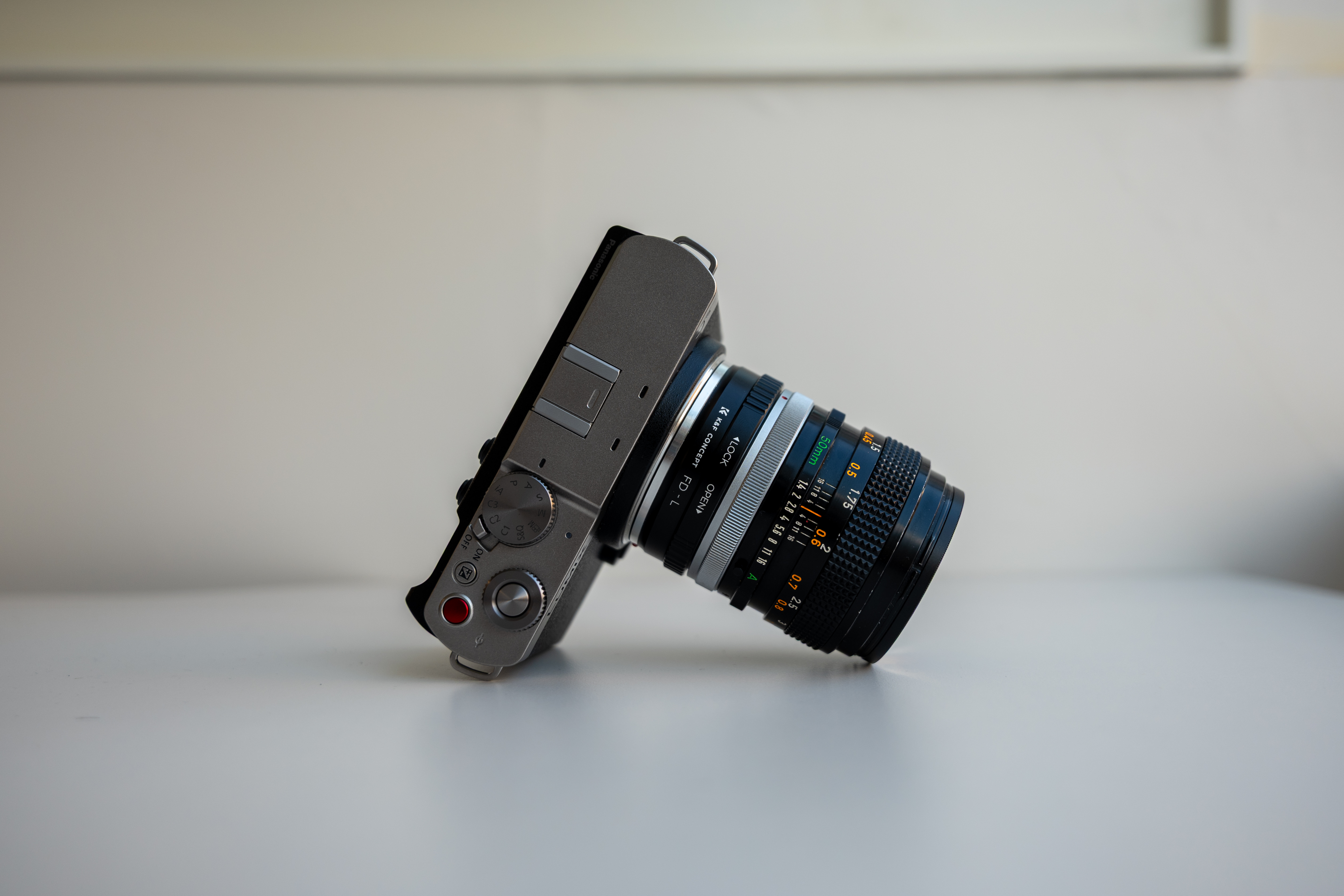 루믹스 S9에 캐논 FD 50mm 1.4 SSC 렌즈를 결착한 옆모습