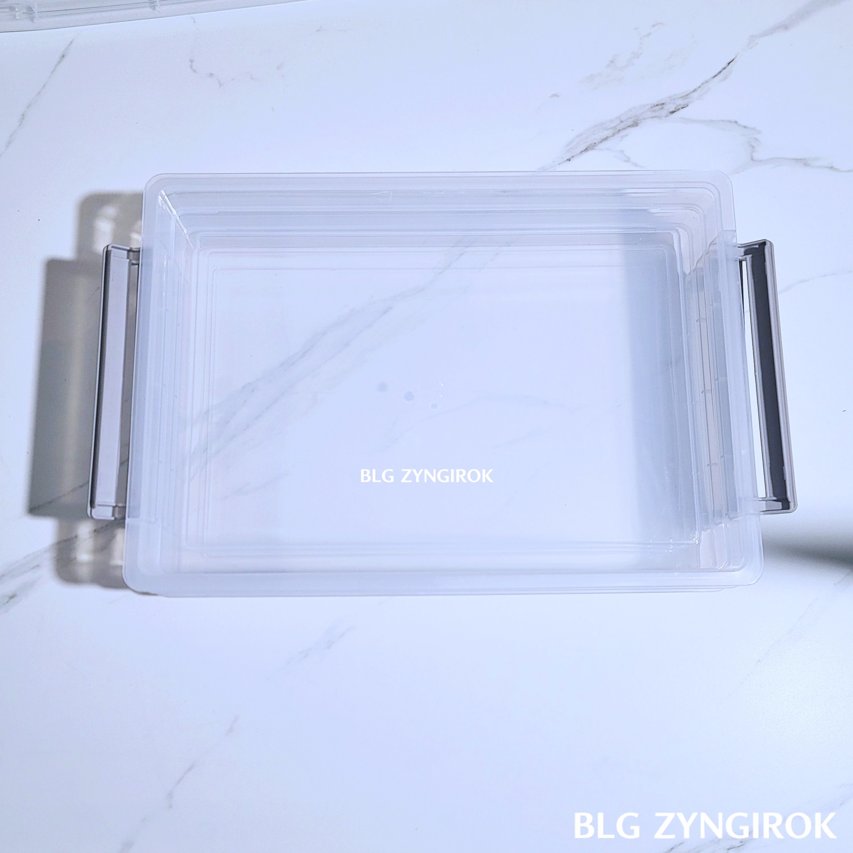 다이소 3단 정리박스 뚜껑을 연 모습이다.