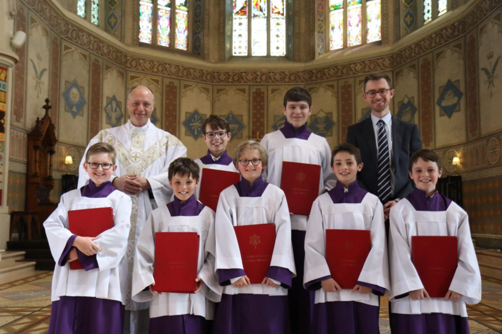영구 가톨릭에서 새로온 스콜라 칸토품을 환영하는 모습이 담긴 사진입니다.