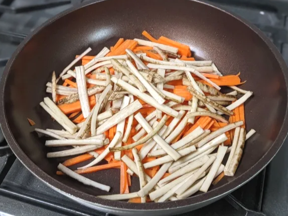 천천히 조리는 우엉