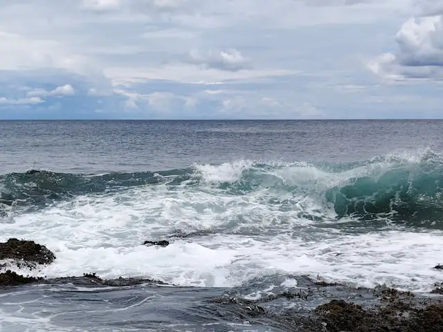 파도가 치고 있는 바다