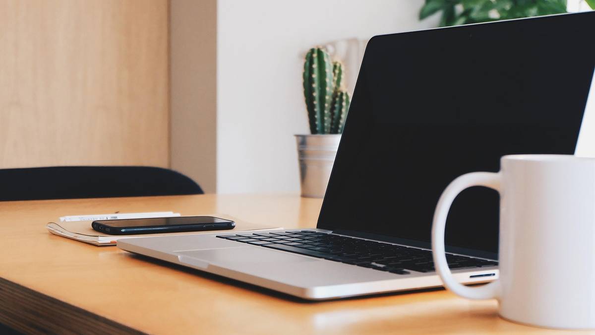 산재 승인 이후 후유장해 정보를 검색하는 모습