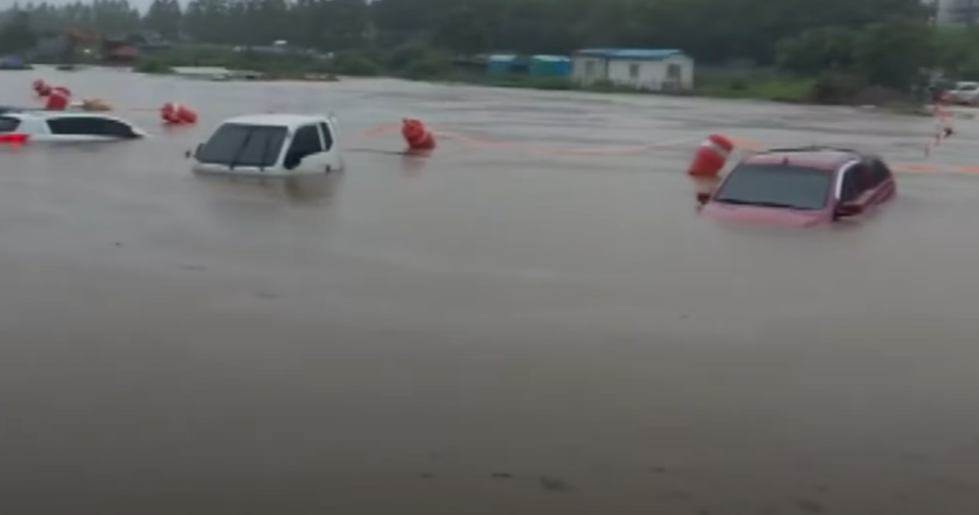 물에 빠진 차량