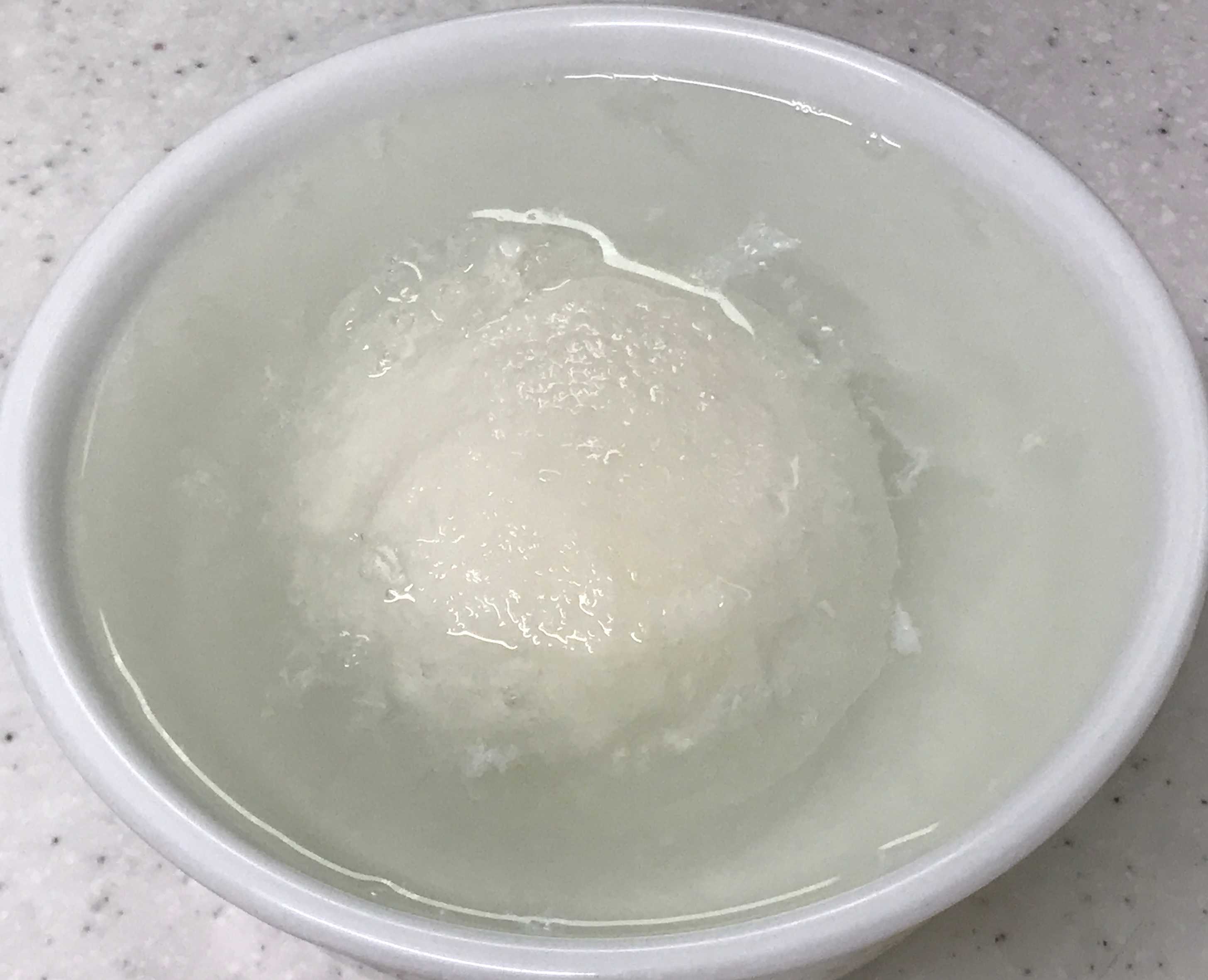 따뜻한 물에 담가서 부라타를 해동하는 모습