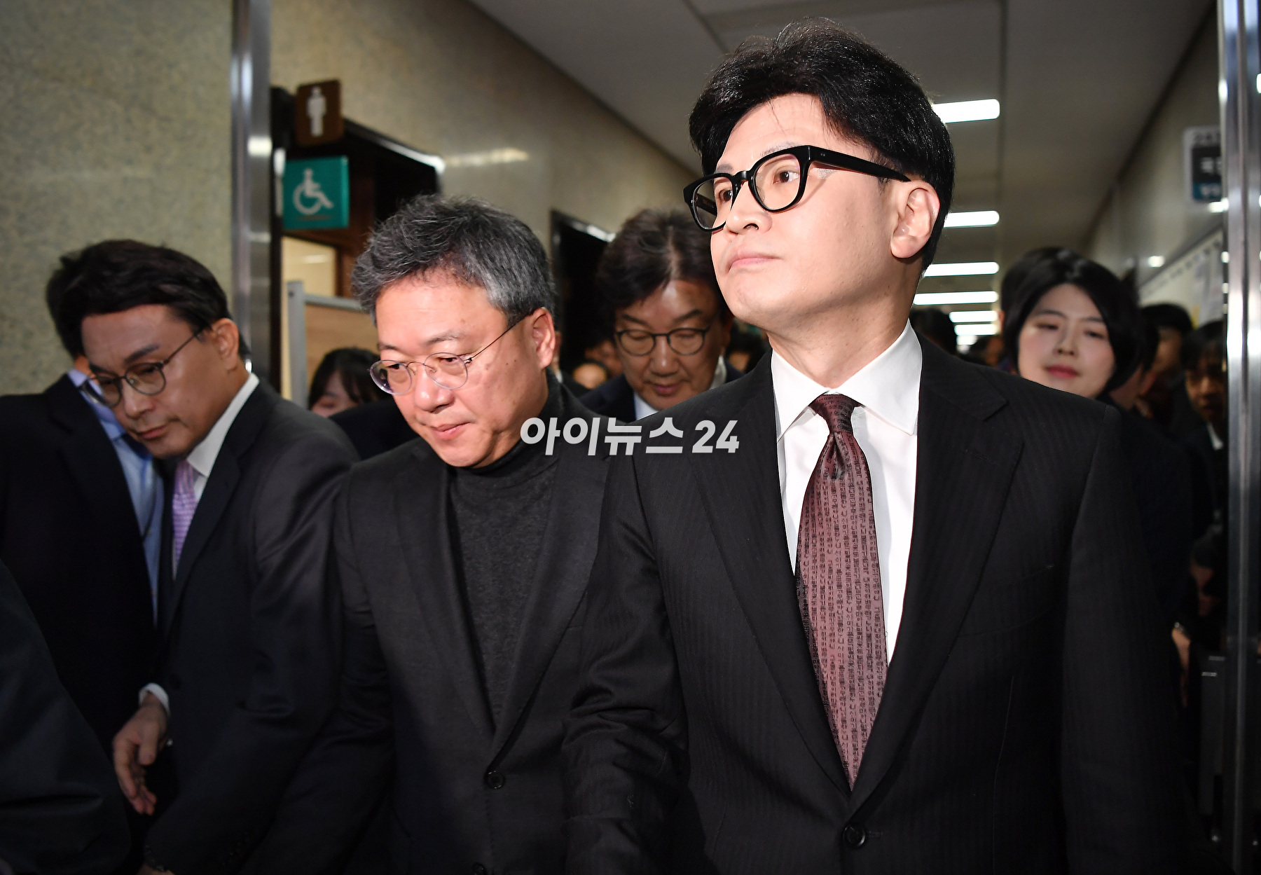 당대표 사퇴 의사를 밝힌 한동훈 국민의힘 대표가 16일 오전 서울 여의도 국회를 나서고 있다. [사진=곽영래 기자]