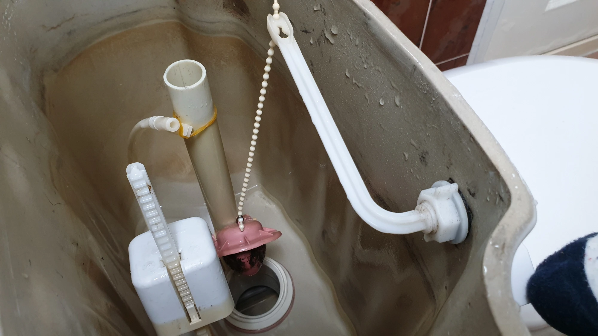 변기 물탱크 마개 열린 모습