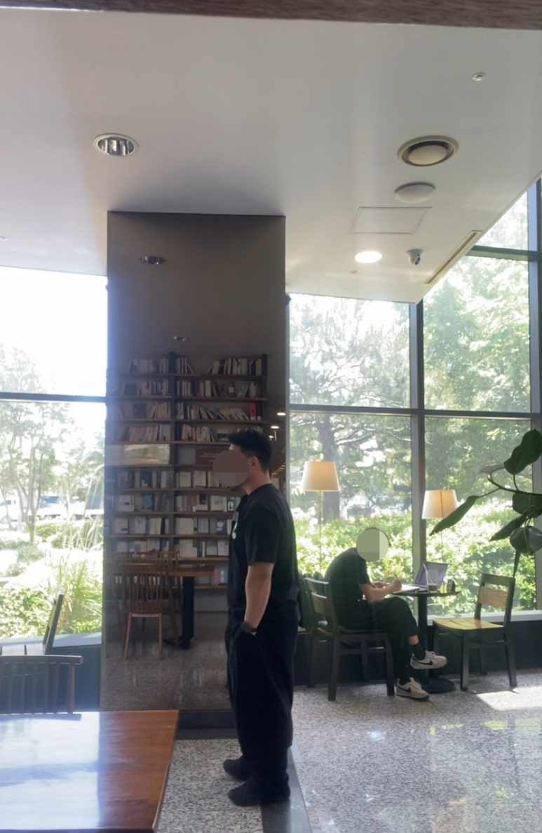 데일리룩(2024. 5. 27.)벡타르 티셔츠, vectar., 벡타르, 무신사스탠다드 무신사 데님 와이드 벌룬 팬츠, 뉴발란스 스니커즈 신발 NBPFCS179K / 410V5