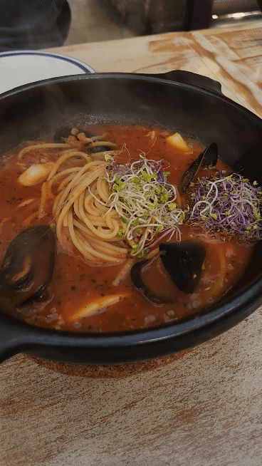 뚝배기에서-끓고있는-파스타