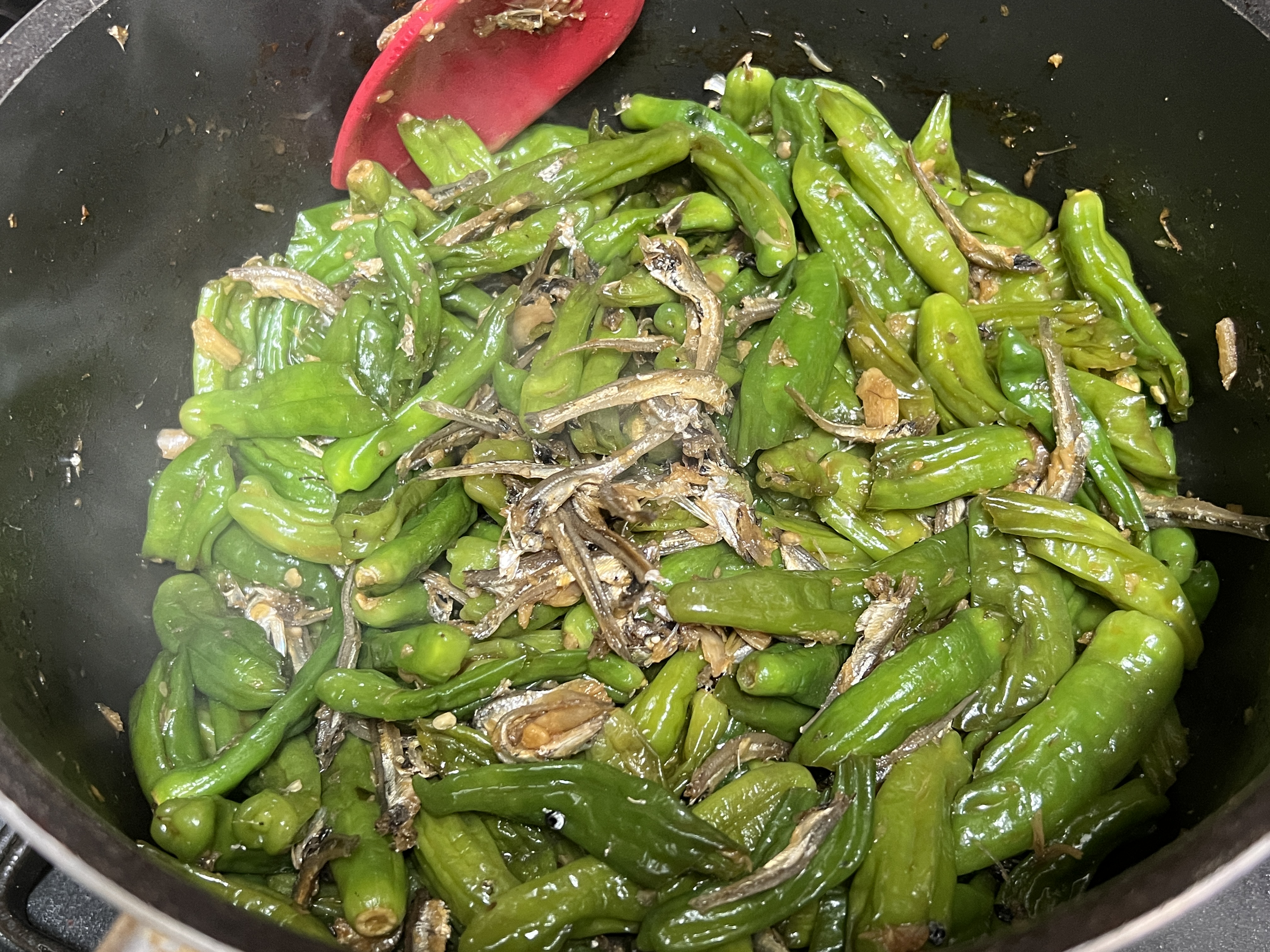 꽈리고추와 멸치를 함께 볶는 사진