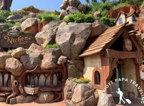 돌이 식당 주위로 둘러져 있다