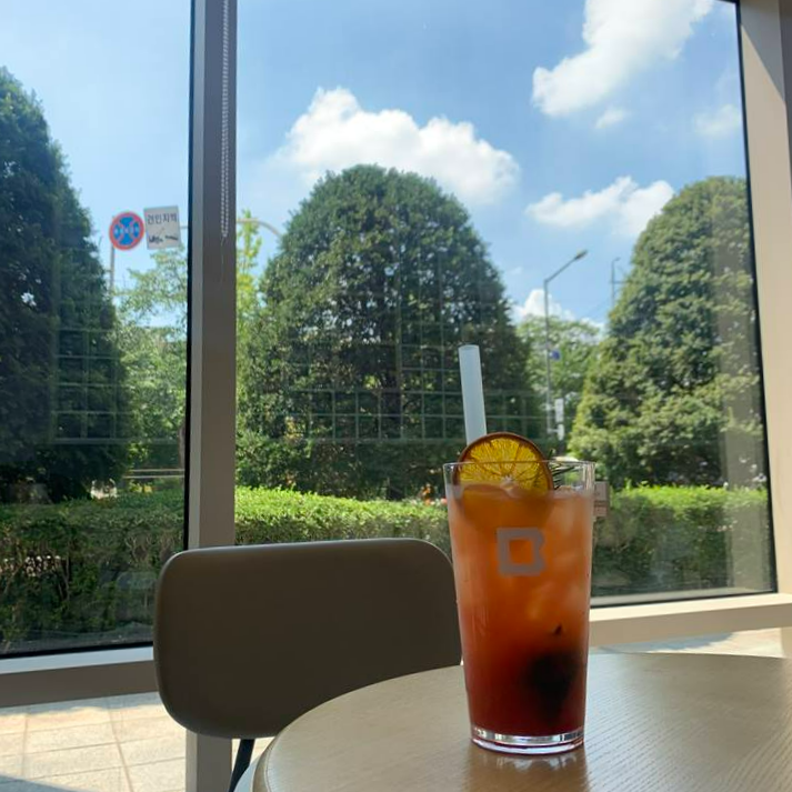 빌리엔젤 셀렉트 음료와 창뷰