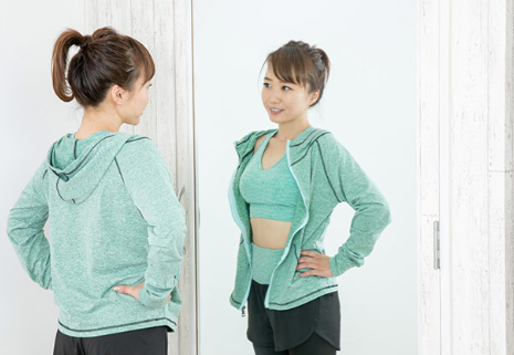 거울 앞에 서 있는 여자.