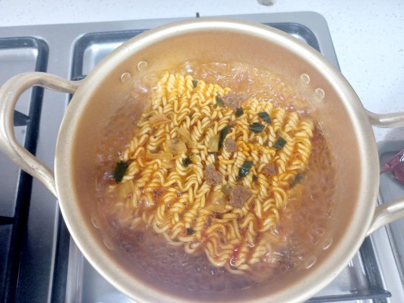 팔도 틈새라면 고기짬뽕 조리중