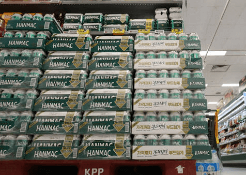 맥주 캔이 마트에 쌓여있는 장면