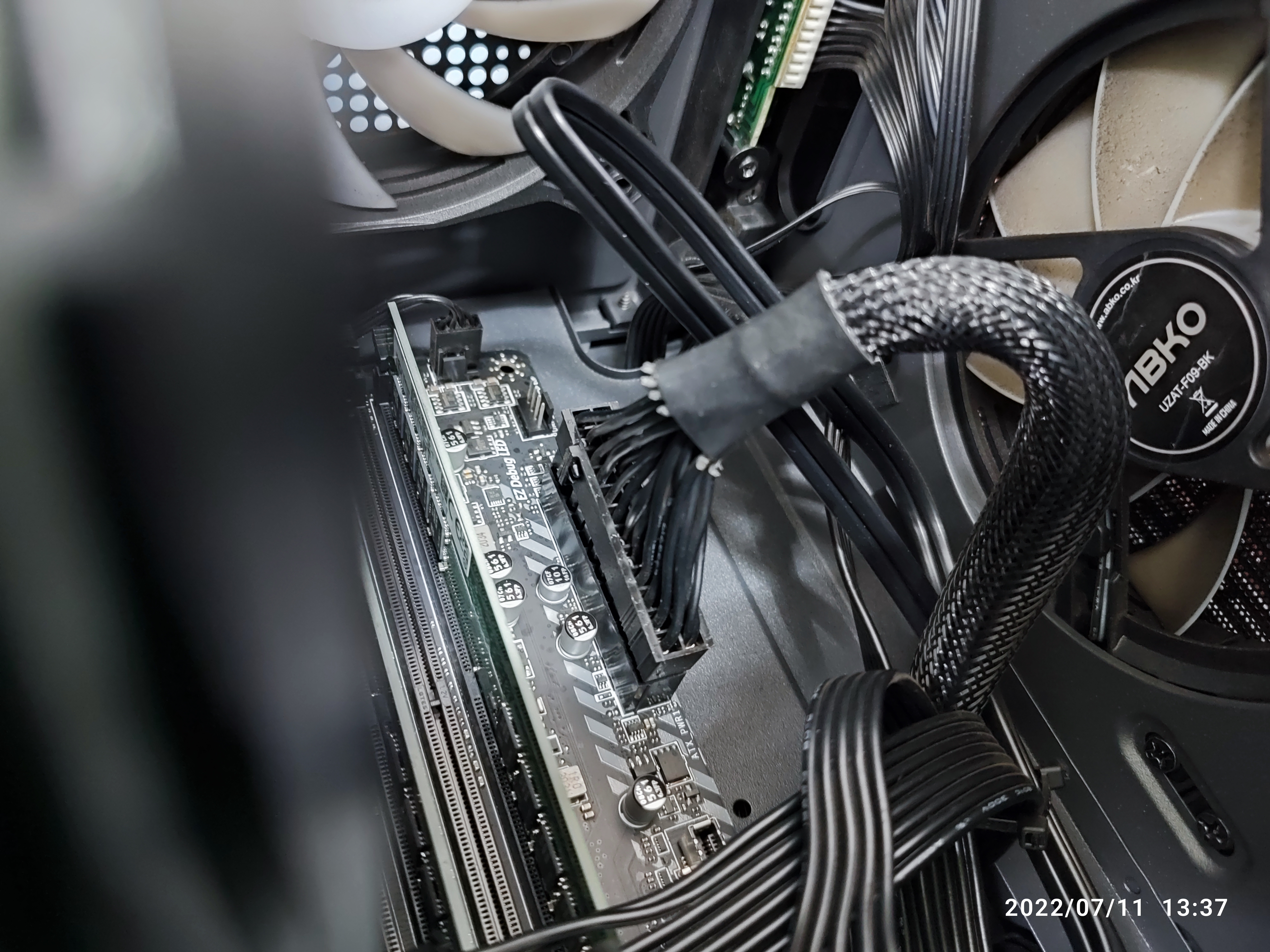 24핀 전원 케이블이 걸쳐진 상태네요.