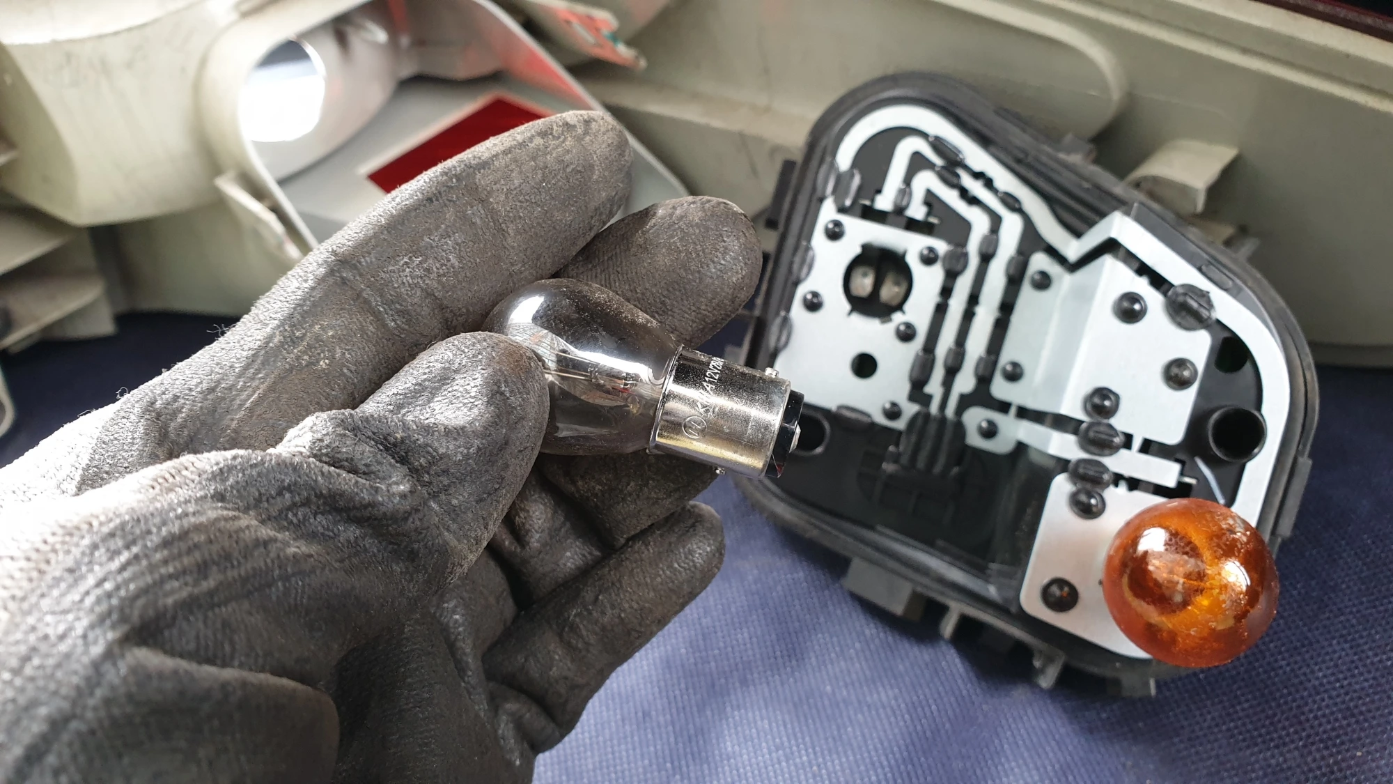 전구 빼는 모습