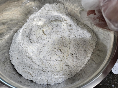 스콘 만들기 3단계: 생크림 조금씩 대충 섞어주기