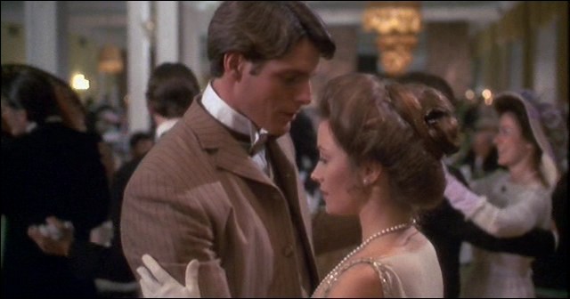 무도회에서 함께 춤추는 엘리스와 리차드