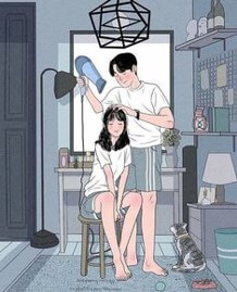 거실에서-남자가-여자-머리를-말려주고있는-모습