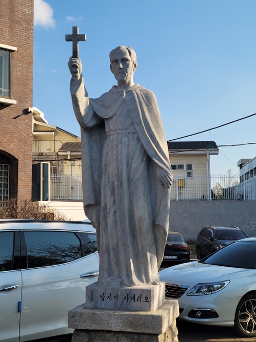 인천 도화동성당 주보성인은 성 프란치스코 하비에르 성인입니다. 사진을 보니까 예전 표현인 "방지거 사베리오"라고 되어있네요.