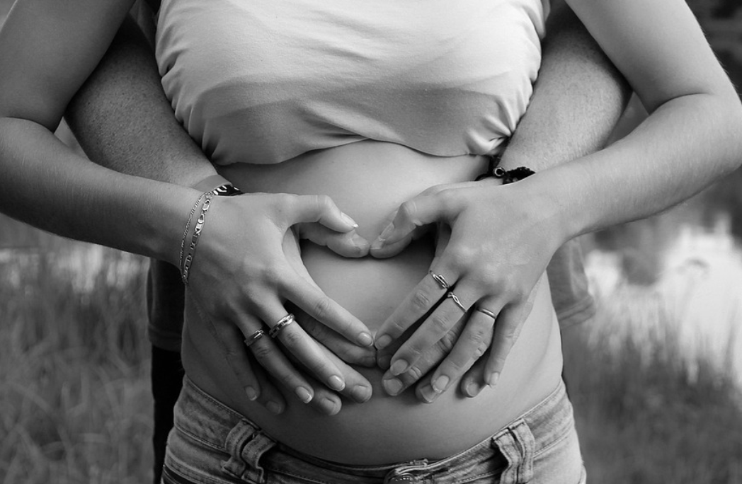 임신한-배-위에-남편-손을-감싼-이미지