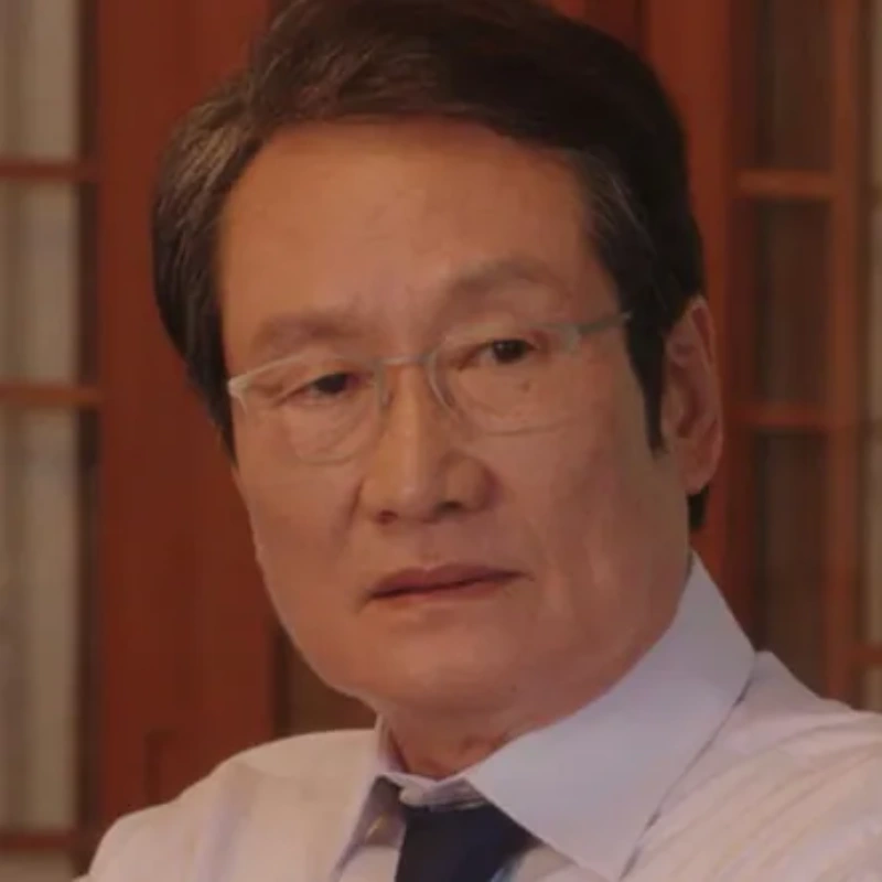 안경을 쓰고 새치머리가 있는 내 남편과 결혼해줘의 유한일을 맡은 배우 문성근