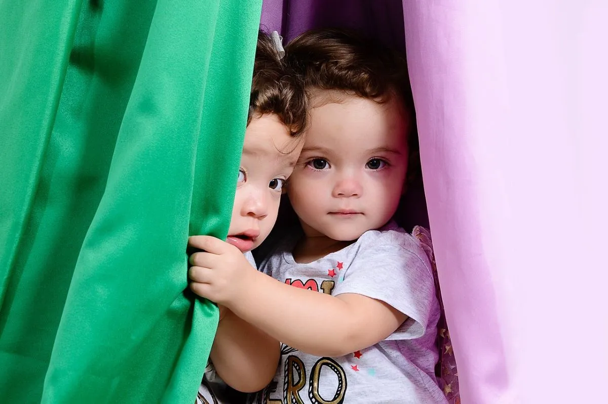 나를 지켜보는 듯 커튼속에서 얼굴을 드러낸 두 아이