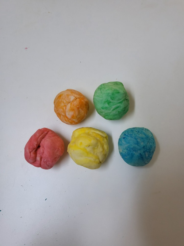 색소를 넣어 반죽한다.