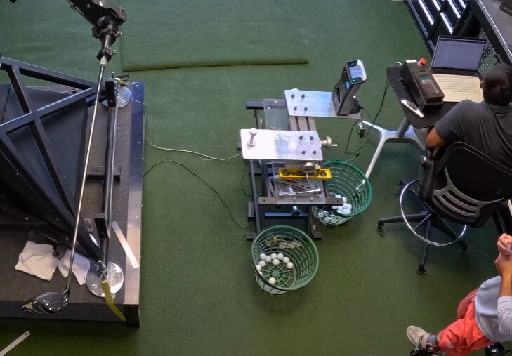 골프공-성능을-테스트-하는-모습