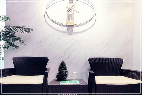 하얀색 대리석 인테리어에 깔끔한 검은색 의자가 있는 대기공간