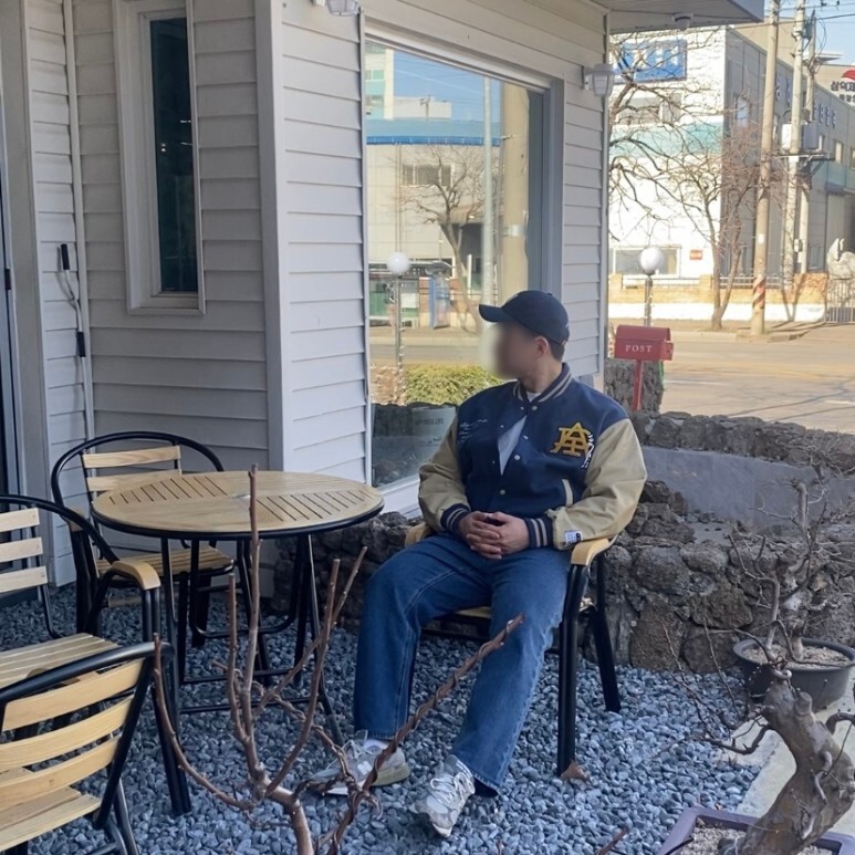 데일리룩(오뭘입) 뉴에라 NY 볼캡&#44; 아디다스 바시티재킷&#44; 어커버 반팔&#44; 무탠다드 레귤러핏 데님팬츠&#44; 뉴발란스 993&#44;남자데일리룩&#44; 남자데일리코디&#44; 남자데일리패션&#44; ootd