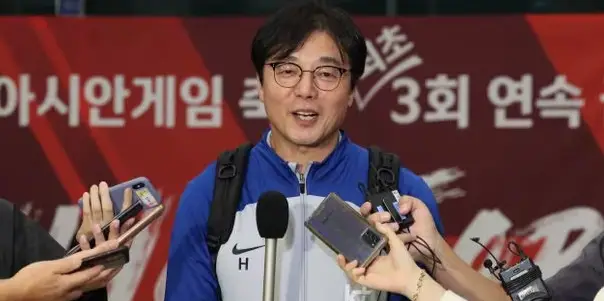 황선홍- 파란잠바를 입고 많은 마이크 앞에서 웃으며 인터뷰하고 있는 황선홍감독