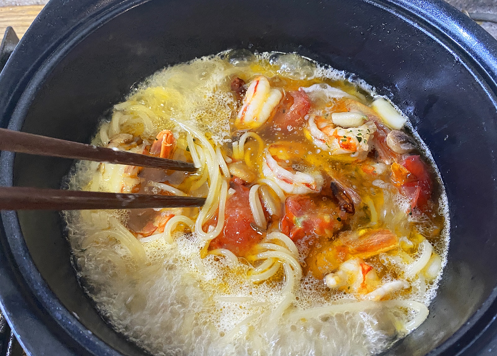 감바스 알 아히요 파스타 볶기