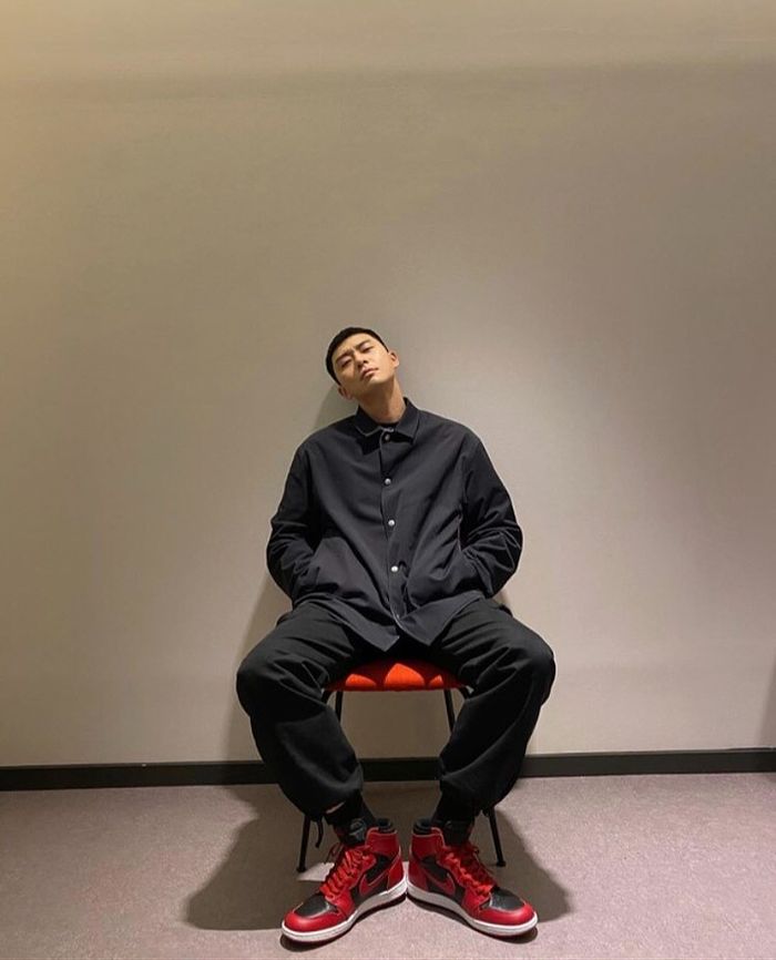 서준 운동화 에어조던1 하이 바시티레드85