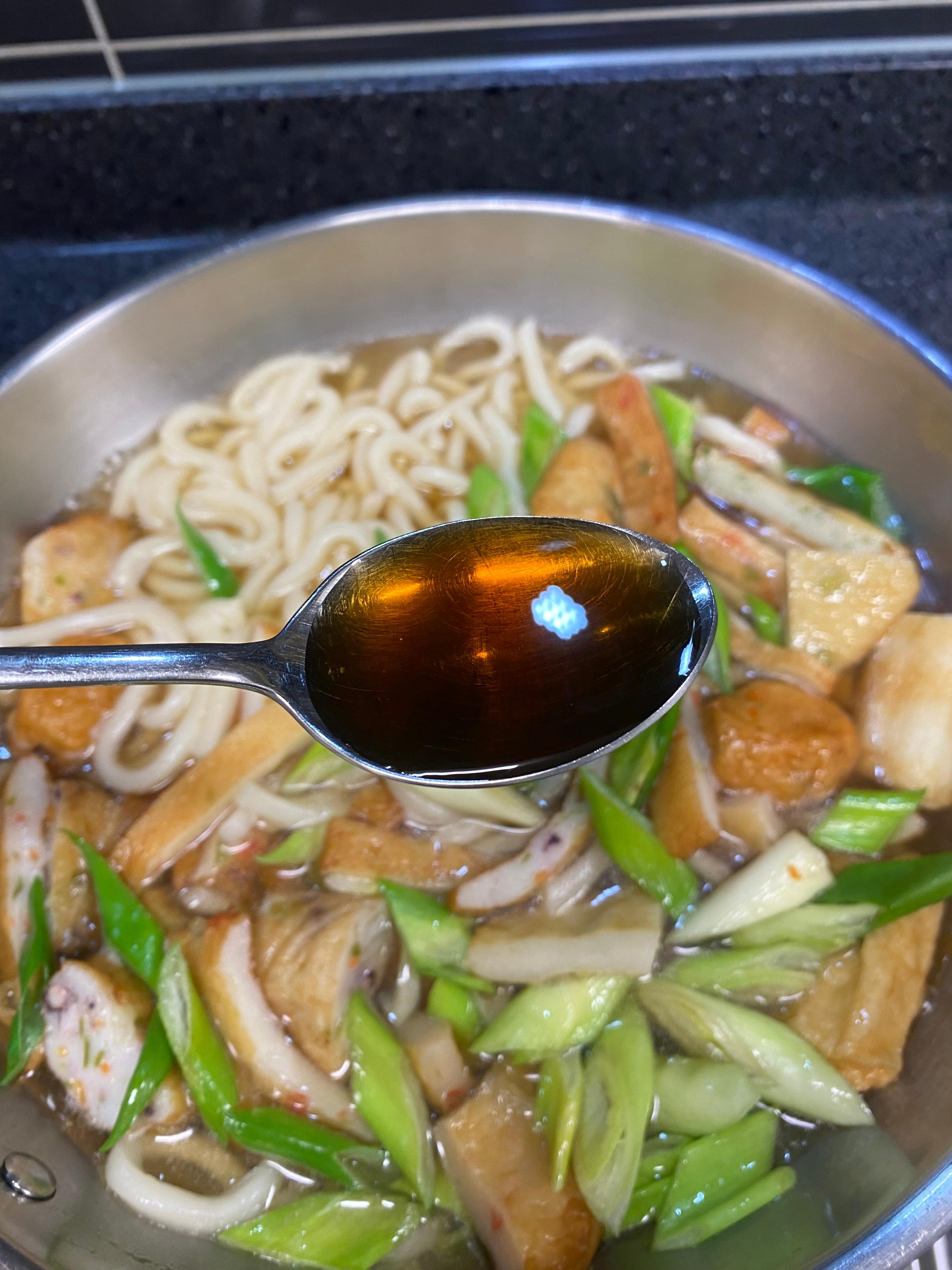 참치액 한스푼넣는모습