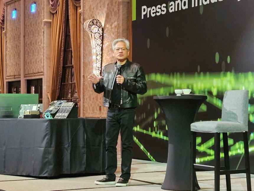 젠슨 황 엔비디아 최고경영자(CEO)가 21일(현지시각) 대만 타이베이 만다린 호텔에서 진행된 미디어 간담회에서 발언하고 있다.