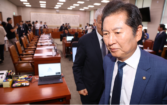 정청래 국회 법제사법위원장이 지난 12일 오후 서울 여의도 국회에서 열린 법제사법위원회 첫 전체회의를 산회한 후 퇴장하고 있다. 이날 국민의힘은 제22대 국회 원구성 관련 결정에 항의하며 회의에 불참했다. 2024.06.12. [사진=뉴시스]